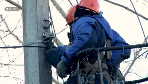 В Бийске после урагана полностью восстановили электроснабжение