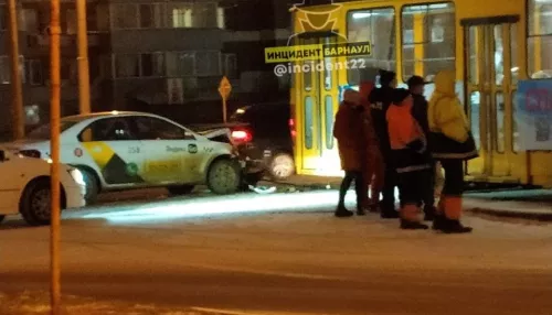 В Барнауле ночью автомобиль такси врезался в трамвай