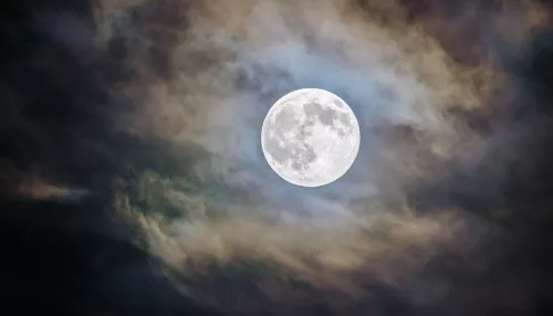 Когда можно понаблюдать Волчью луну и почему ее так называют
