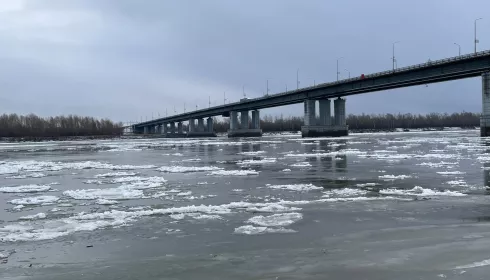 Идем на рекорд: Обь в Барнауле рискует покрыться льдом необычайно поздно. Фото