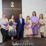 Глава Барнаула встретился с жительницами города накануне Дня матери