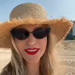 Певица Глюкоза показала себя в ярком купальнике на пляже в Дубае