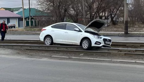 В Барнауле иномарка запрыгнула на трамвайные пути