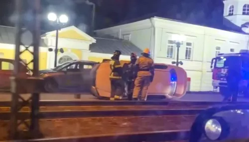 В Барнауле на улице Ползунова перевернулся автомобиль