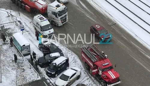 Массовое ДТП с вылетом на парковку произошло в Барнауле