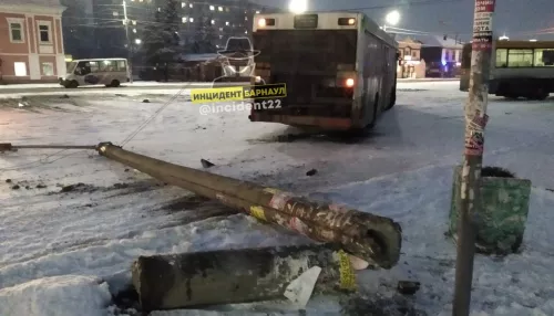 В центре Барнаула на остановке рухнул столб и задел автобус
