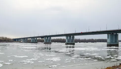 Вторая весна: с чем связан активный осенний ледоход на Оби в Барнауле. Фото