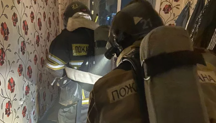 В Бийске ночью пожарные спасли человека из горящей четырехэтажки
