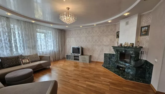 В Барнауле квартиру с резной деревянной мебелью и камином продают за 23 млн руб