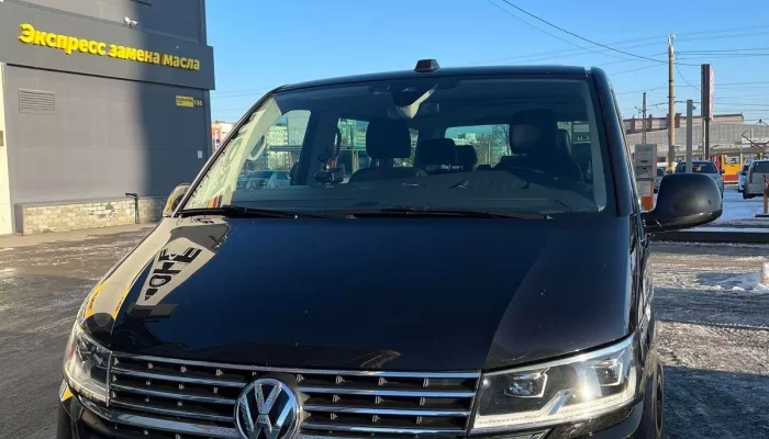 В Алтайском крае за 7 млн рублей продают Volkswagen с раздвижным столиком