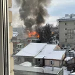 Над Барнаулом поднялся огромный столб черного дыма из-за пожара