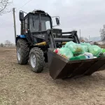 В Алтайском крае двухлетняя девочка погибла от удара ковшом трактора