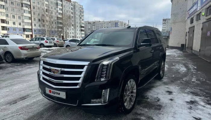 В Барнауле элегантный черный Cadillac Escalade продают за 7,5 млн рублей