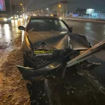 В Барнауле вечером на Малахова иномарка влетела в дорожный знак