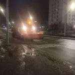 В Барнауле скользкие дороги и тротуары посыпают песком и реагентами