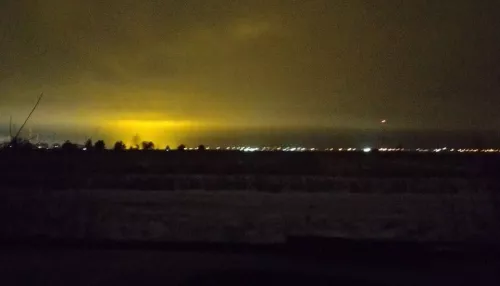Небо над Барнаулом утром 1 декабря озарило необычное свечение. Фото