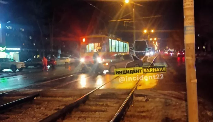 Соцсети: в Барнауле пьяный водитель легковушки влетел в трамвай