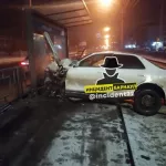 В Барнауле иномарка снесла дорожный знак и врезалась в остановку