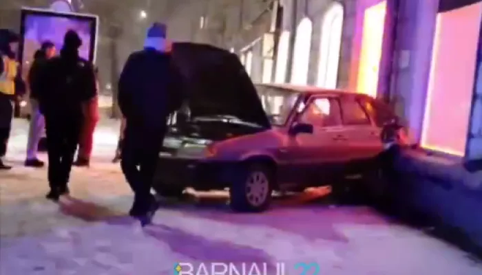 В Барнауле девятка влетела в здание на проспекте Ленина