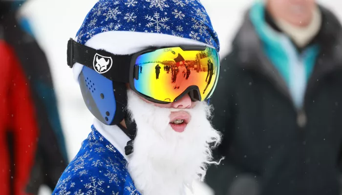 В Барнауле прошел костюмированный спуск на лыжах и сноубордах. Фоторепортаж