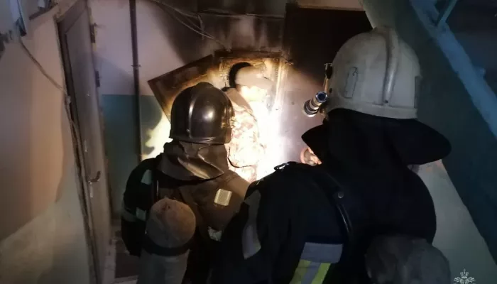 В Барнауле произошел пожар в подъезде многоэтажного дома