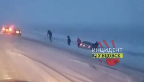 В Алтайском крае автомобиль слетел с трассы в непроглядную метель