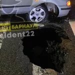 В Барнауле опубликовали видео с моментом попадания авто в яму на Комсомольском