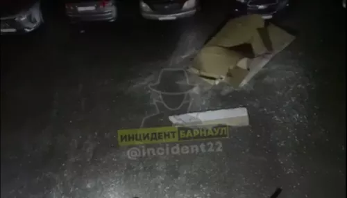 В Барнауле часть фасада рухнула на припаркованный автомобиль