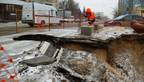 Большая яма: энергетики ищут причины провала на пр. Комсомольском в Барнауле