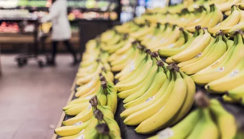 В российских магазинах продолжают дорожать бананы и яйца