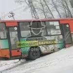 В Барнауле пассажирский автобус съехал в кювет по пути в Научный Городок
