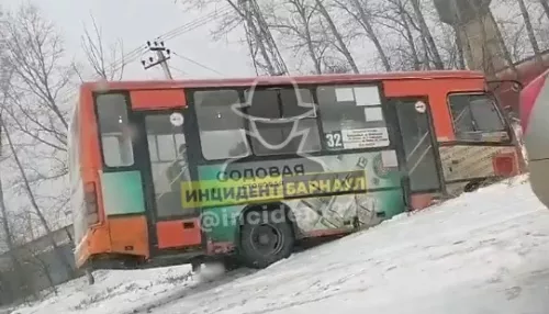 В Барнауле пассажирский автобус съехал в кювет по пути в Научный Городок
