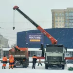 В Барнауле на площади Сахарова началось строительство новогоднего городка