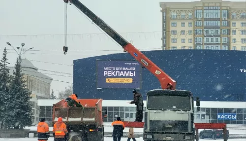 В Барнауле на площади Сахарова началось строительство новогоднего городка