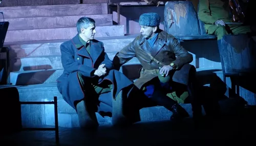 Живые и мертвые: в Барнауле прошла премьера уникального спектакля о войне