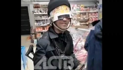 Россиянин пришел в магазин с кастрюлей на голове и игрушечным автоматом