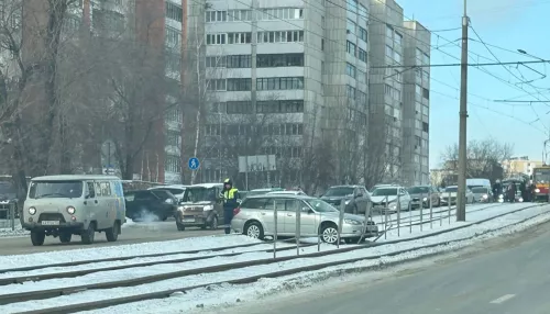 В Барнауле иномарка вылетела на трамвайные пути и снесла ограждение
