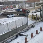 В Барнауле автомобиль въехал в ограждение у газовой трубы