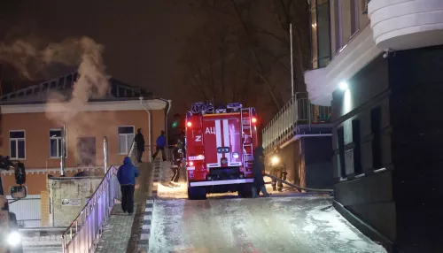 В Барнауле произошел пожар в доме по соседству с мэрией. Фото