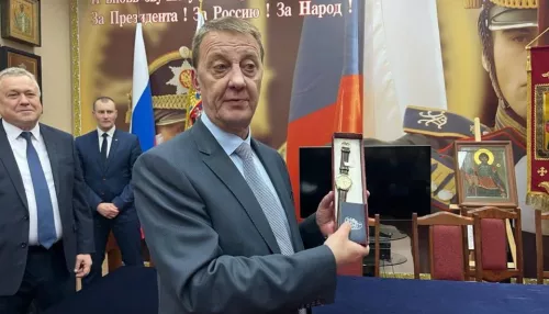 Глава Барнаула подарил часы алтайским солдатам Кремлевского полка