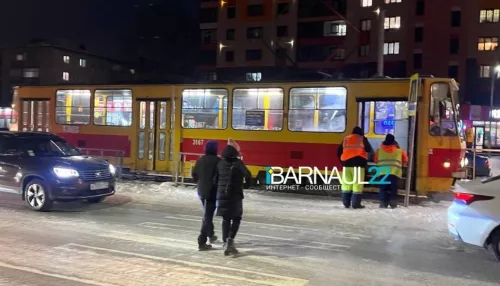 В Барнауле трамвай сбил пешехода недалеко от малаховского кольца