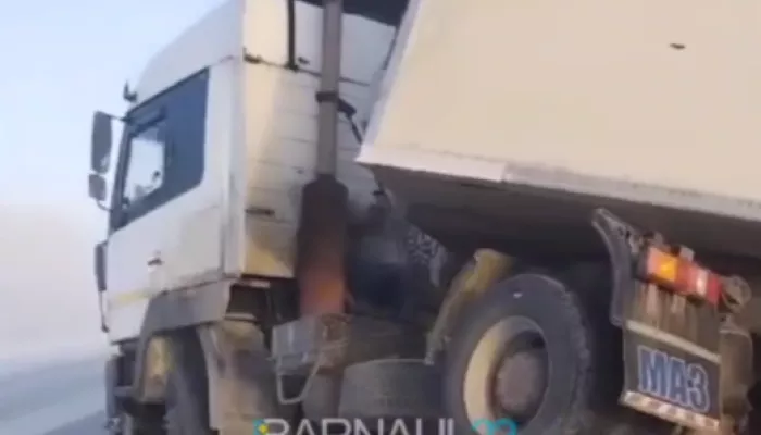 На трассе в Новосибирской области замерзает слетевший с дороги дальнобойщик