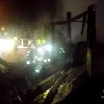 В Барнауле сгорел грузовик и жилой дом на площади 150 квадратов