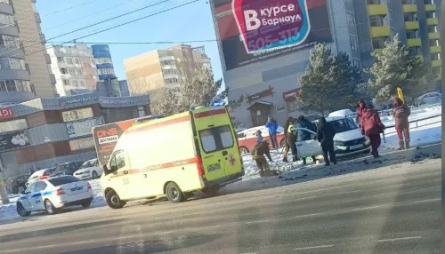Два человека пострадали в ДТП с Nissan на перекрестке в Барнауле