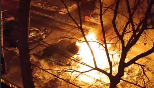 Хлопок и огонь. В Барнауле ночью во дворе вспыхнул автомобиль