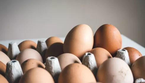 Власти заявили, что цены на куриные яйца стабилизируются в начале 2024 года