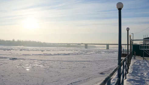 Только 30-градусные холода смогли заморозить Обь в Барнауле. И то не полностью