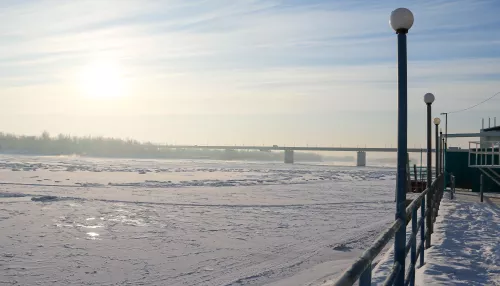Только 30-градусные холода смогли заморозить Обь в Барнауле. И то не полностью
