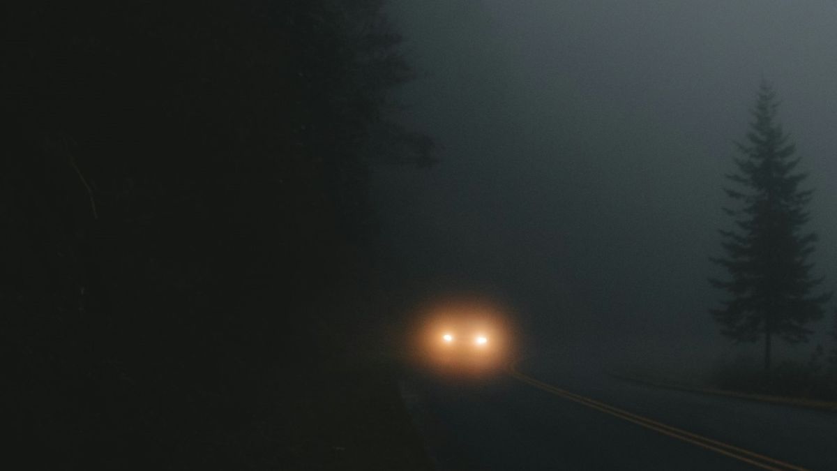 Ночь, машина в темноте