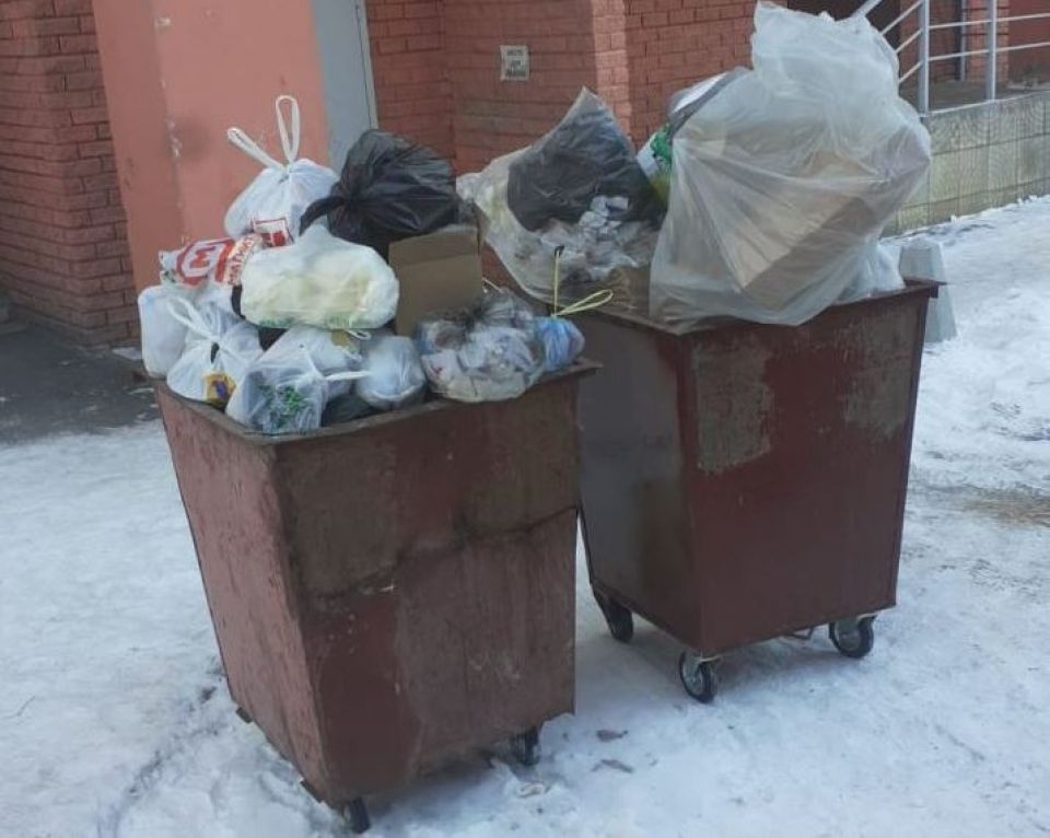 Переполненные мусорные контейнеры